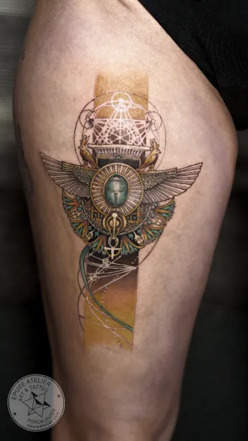 Tatouage scarabée égyptien ailé avec géométrie sacrée et caducée