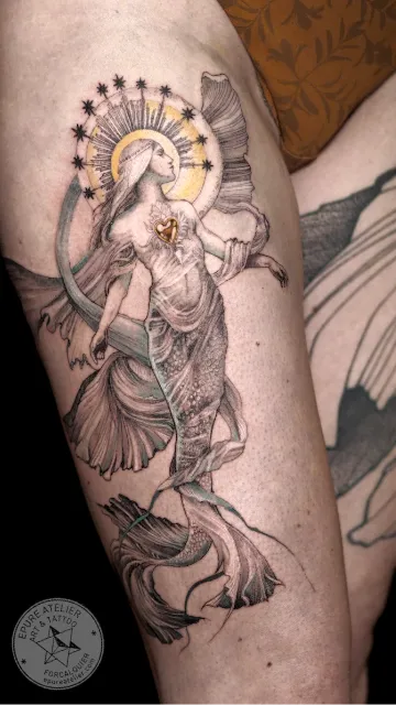 Tatouage déesse céleste avec halo de lune et étoiles