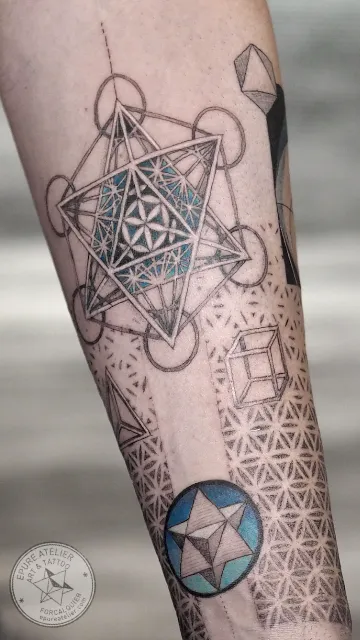 Tatouage cube de Métatron et géométrie sacrée sur l'avant-bras