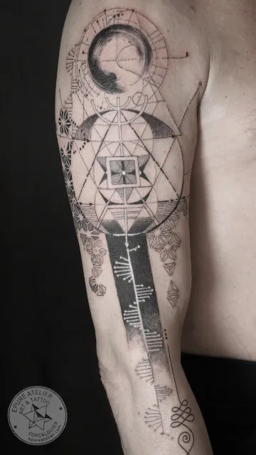 Tatouage composition géométrie sacrée avec formes imbriquées et phases lunaires