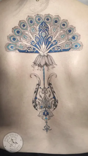Tatouage paon ornemental style Art Nouveau avec éventail de plumes colorées
