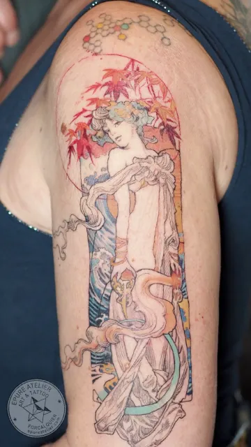 Tatouage portrait féminin style Art Nouveau inspiration Alphonse Mucha sur le bras