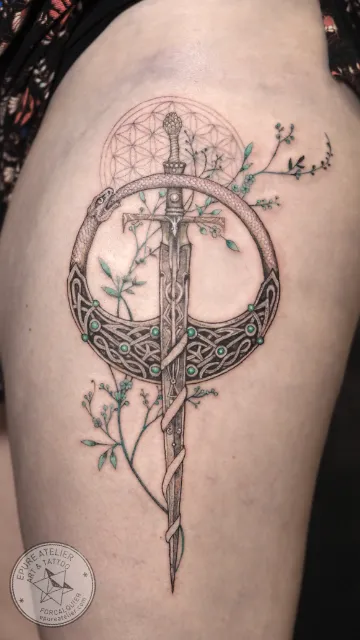 Tatouage épée celtique avec entrelacs, fleur de vie et branches végétales