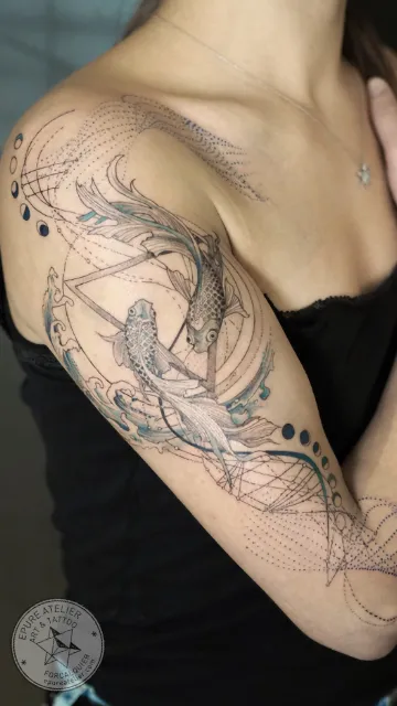 Tatouage ornemental oiseaux en vol avec motifs géométriques fineline
