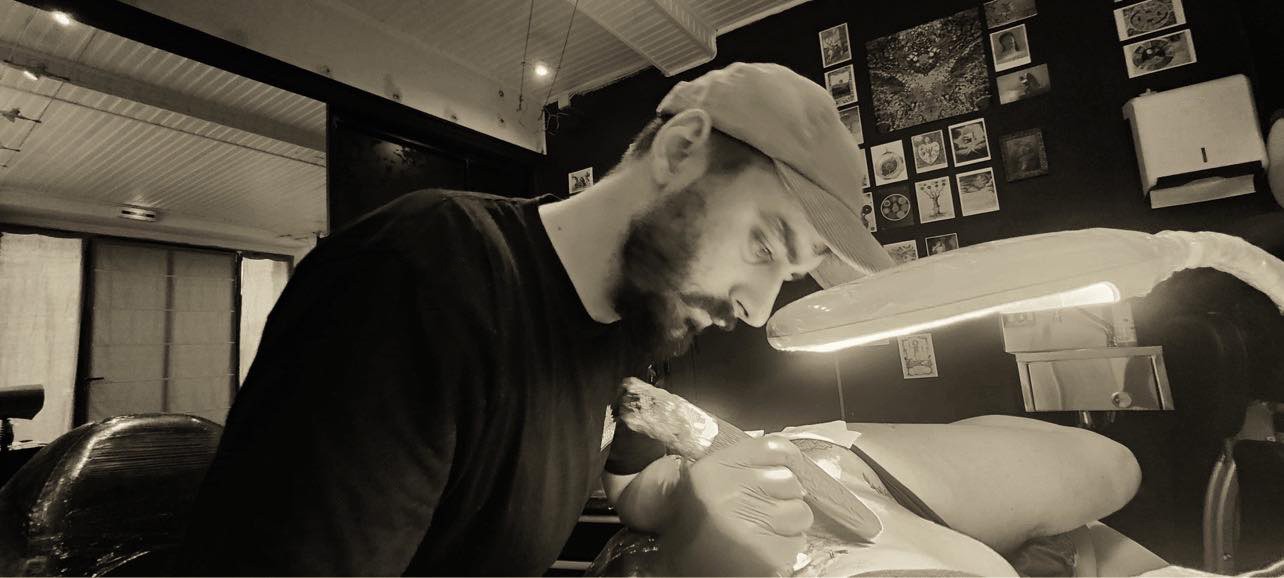 Judicaël pendant séance de tatouage