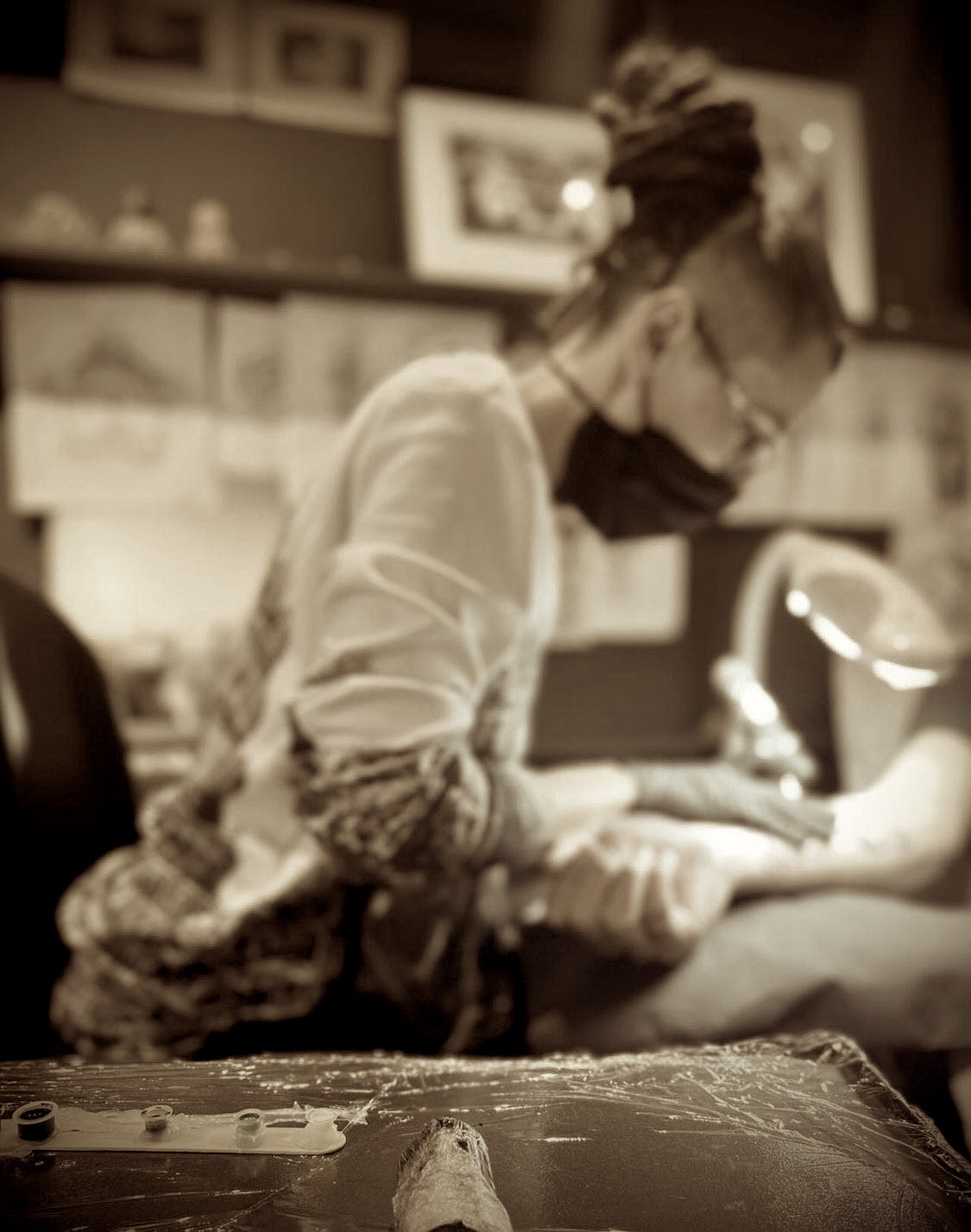 Marie pendant une séance de tatouage